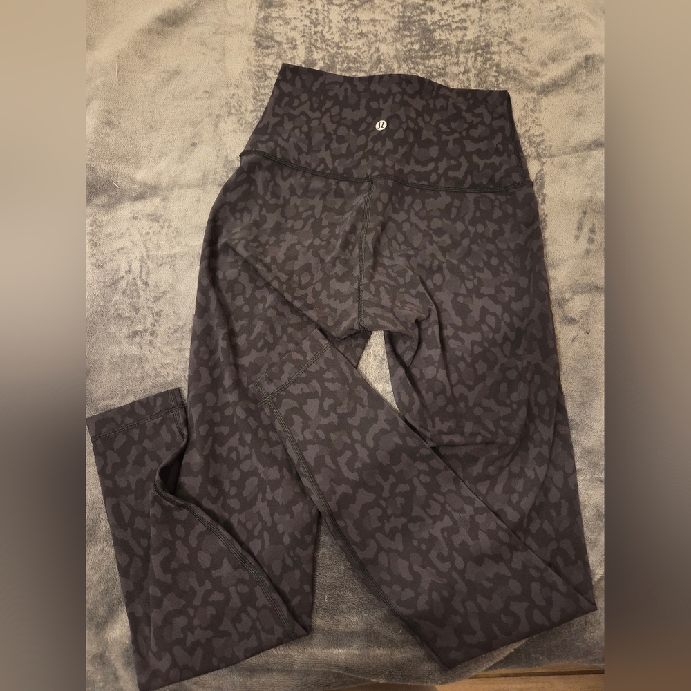 Lululemon Wunder Under High-Rise Tight 28" *Full-On Luxtreme. Size 6. Color isW